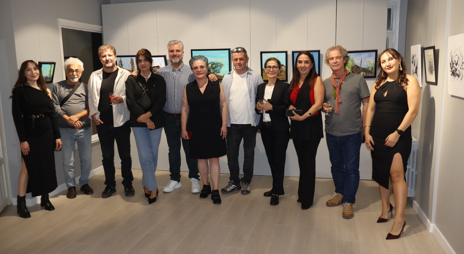 Yeni mekana karma sergili açılış  